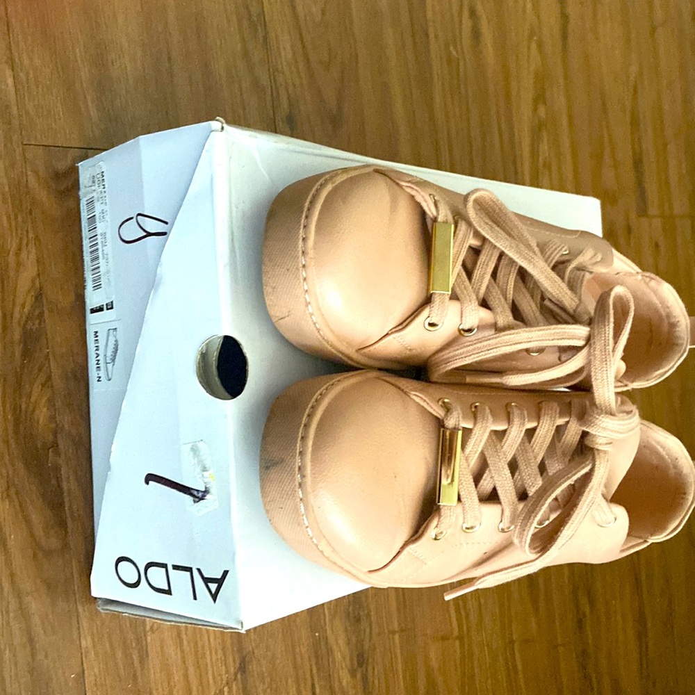 Light pink sneakers size 7 used very good condition